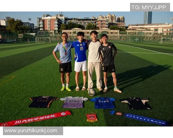 《当绿茵场上的对手成了彼此的守护者:足球明星们的秘密情谊与爱情故事》